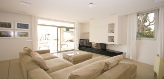 Mallorca Beach Holidays - modern, light  Villa with 3 Suites directly at the natural beach 5