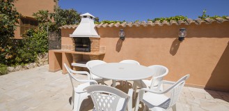Holiday Rentals Porto Cristo, rural Villa with 3 bedrooms and Pool, perfect for Families 5