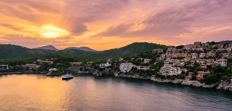Watch the sunset at the beach in Mallorca: Where can I see it and at what time is the sunset?