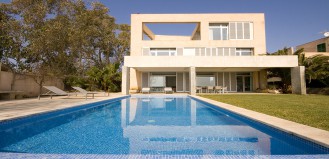 Mallorca Beach Holidays - modern, light  Villa with 3 Suites directly at the natural beach
