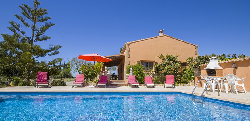 Holiday Rentals Porto Cristo, rural Villa with 3 bedrooms and Pool, perfect for Families